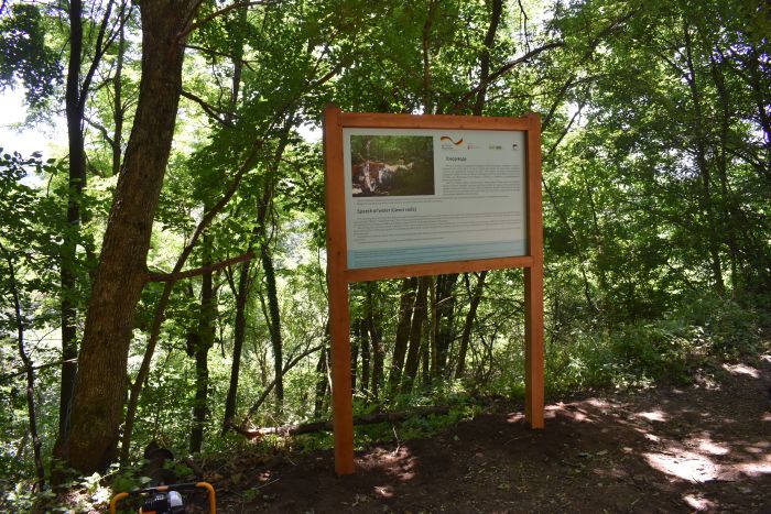 Postavljanje info tabli, mobilijara i putokaza na odabranim lokalitetima u opštini Rekovac