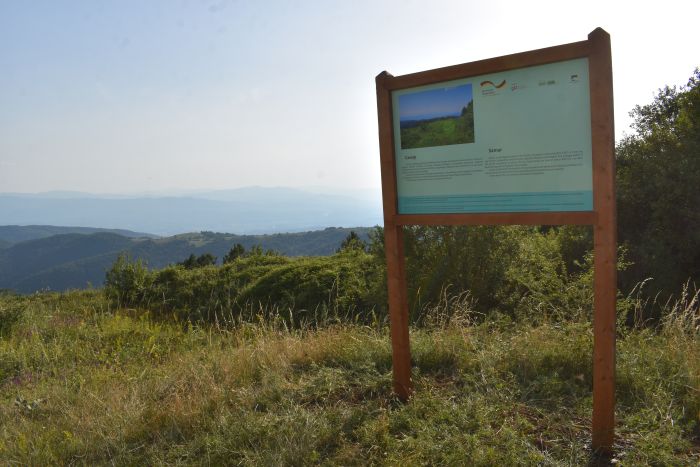 Postavljanje info tabli, mobilijara i putokaza na odabranim lokalitetima u opštini Rekovac