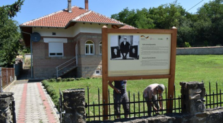 Postavljanje info tabli, mobilijara i putokaza na odabranim lokalitetima u opštini Rekovac